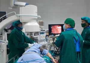 CA LÂM SÀNG HAY: NỘI SOI MẬT TỤY NGƯỢC DÒNG (ERCP) LẤY SỎI ỐNG MẬT CHỦ