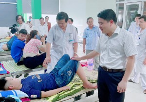 Phó Chủ tịch UBND tỉnh Trần Văn Tân kiểm tra công tác phòng, chống sốt xuất huyết tại Bệnh viện Đa khoa khu vực miền núi phía Bắc Quảng Nam.