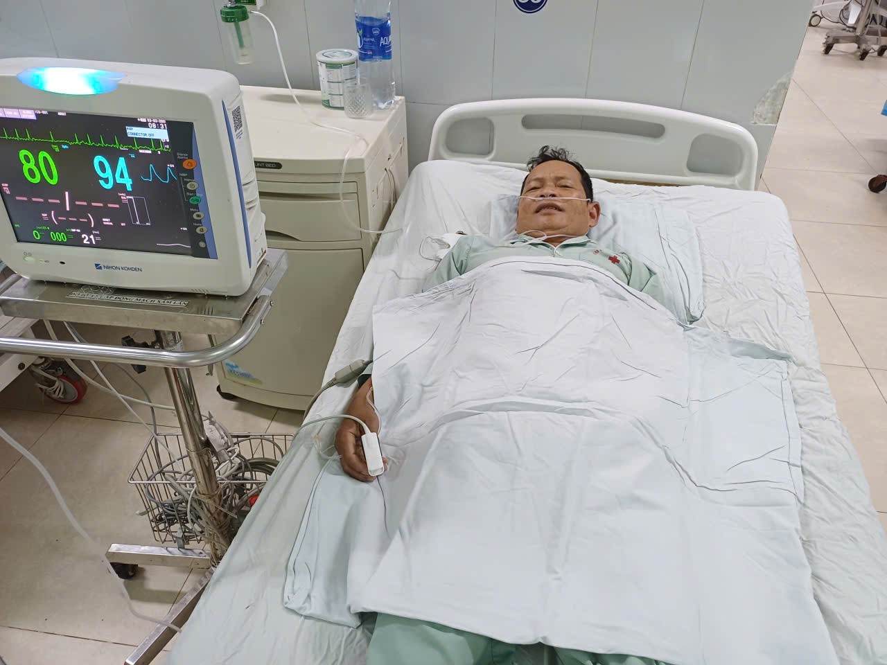 Cấp cứu thành công một trường hợp nhồi máu mạc treo bằng can thiệp mạch dưới số hóa xóa nền.